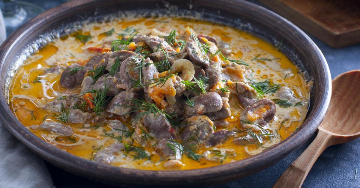 Тушеные куриные сердечки