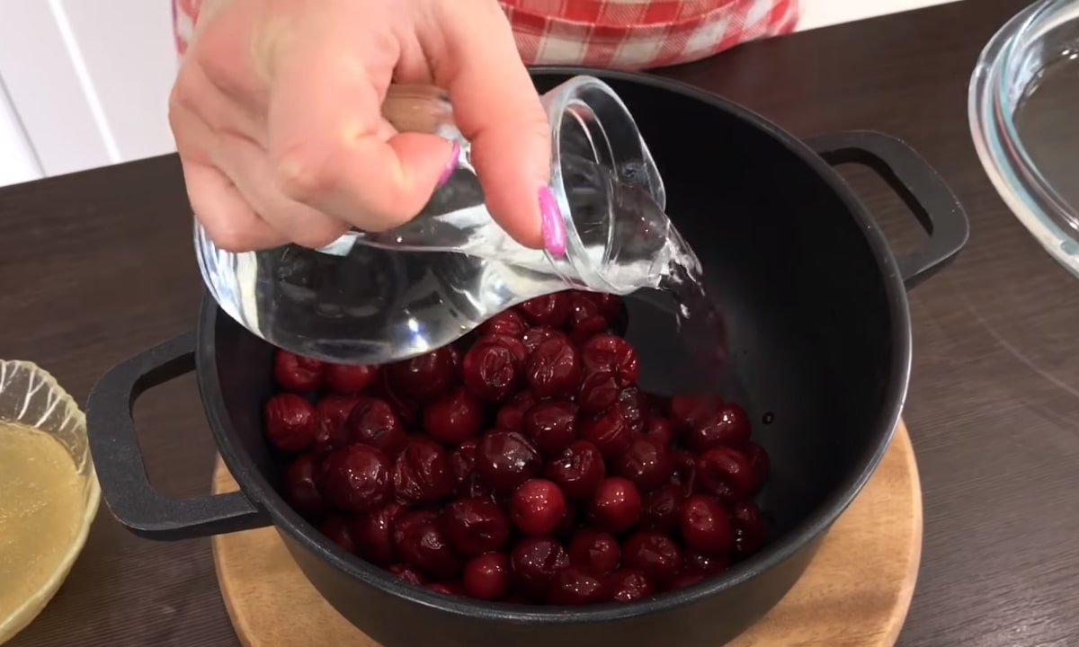 вишня в кастрюле с водой