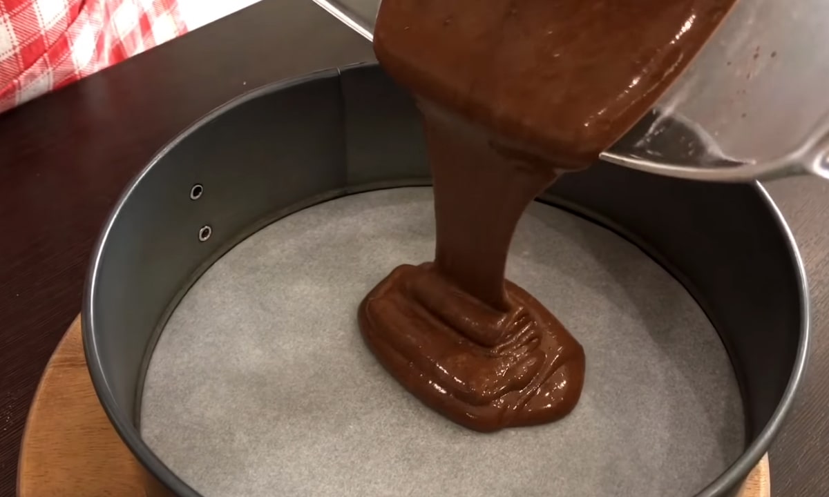 тесто для бисквита в форме для выпекания