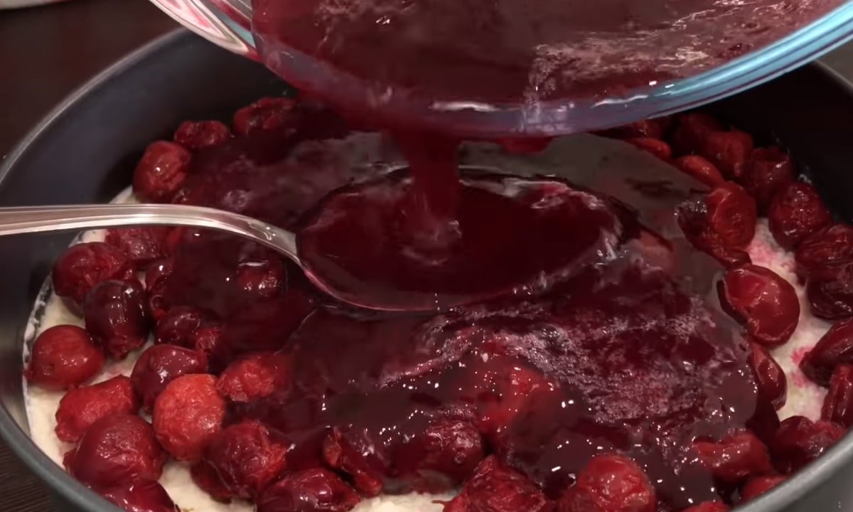 вишневая прослойка с ягодами на торте