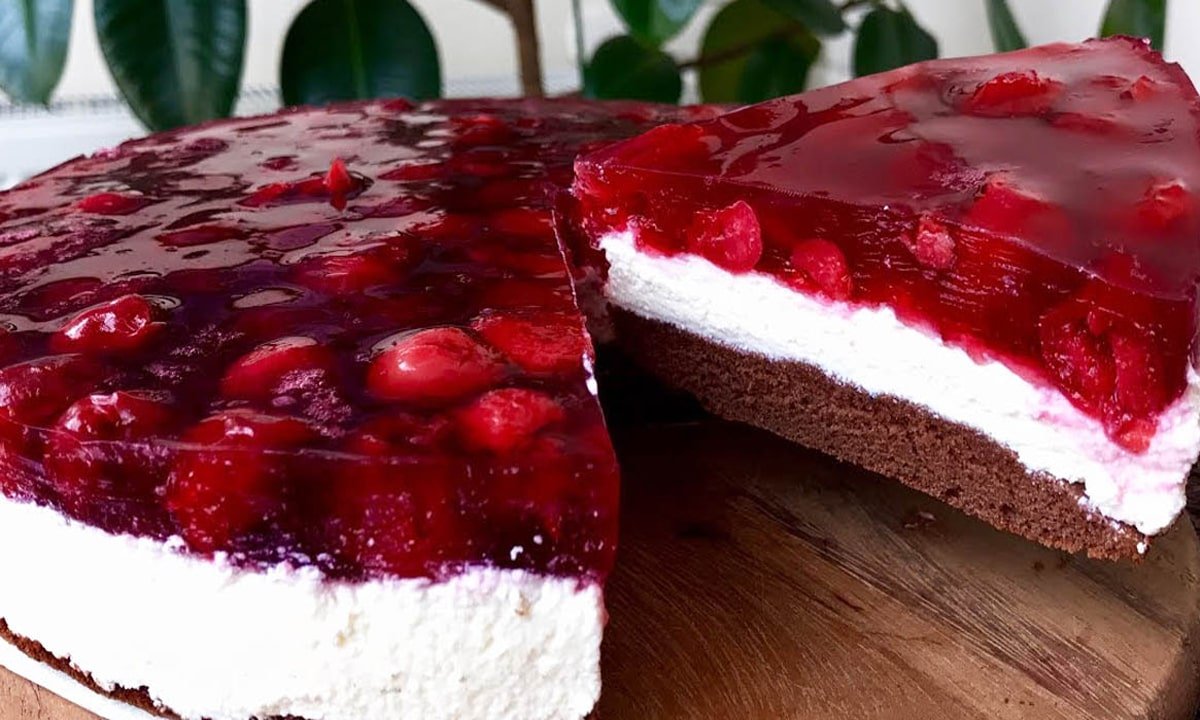 готовый творожный торт с вишней