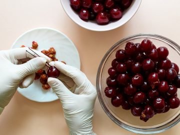 удаление косточек из вишен