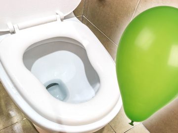 воздушный шарик в унитазе