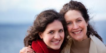 Взрослая дочь с родителями