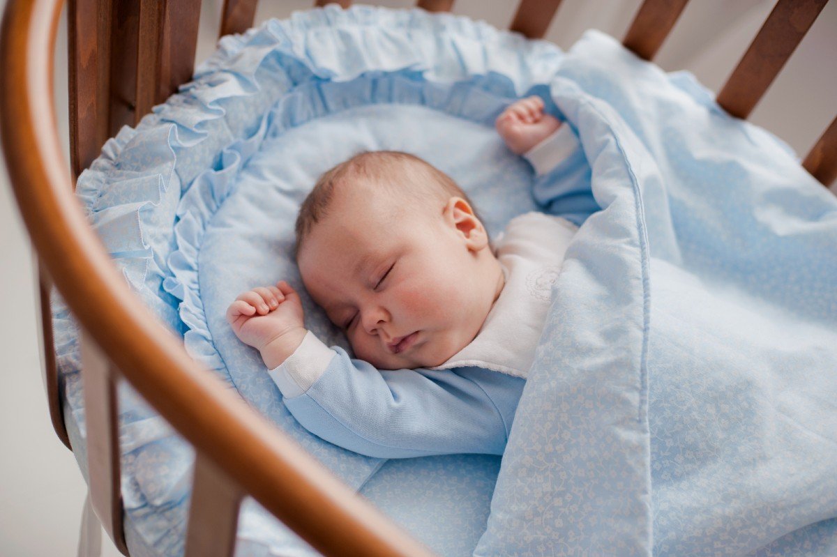 К чему снится ребенок новорожденный мальчик женщине. Кроватка для новорожденного. Младенец в кроватке. Новорожденный ребенок в кроватке. Колыбель для детей.