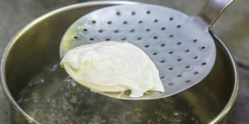 яйцо пашот в воде