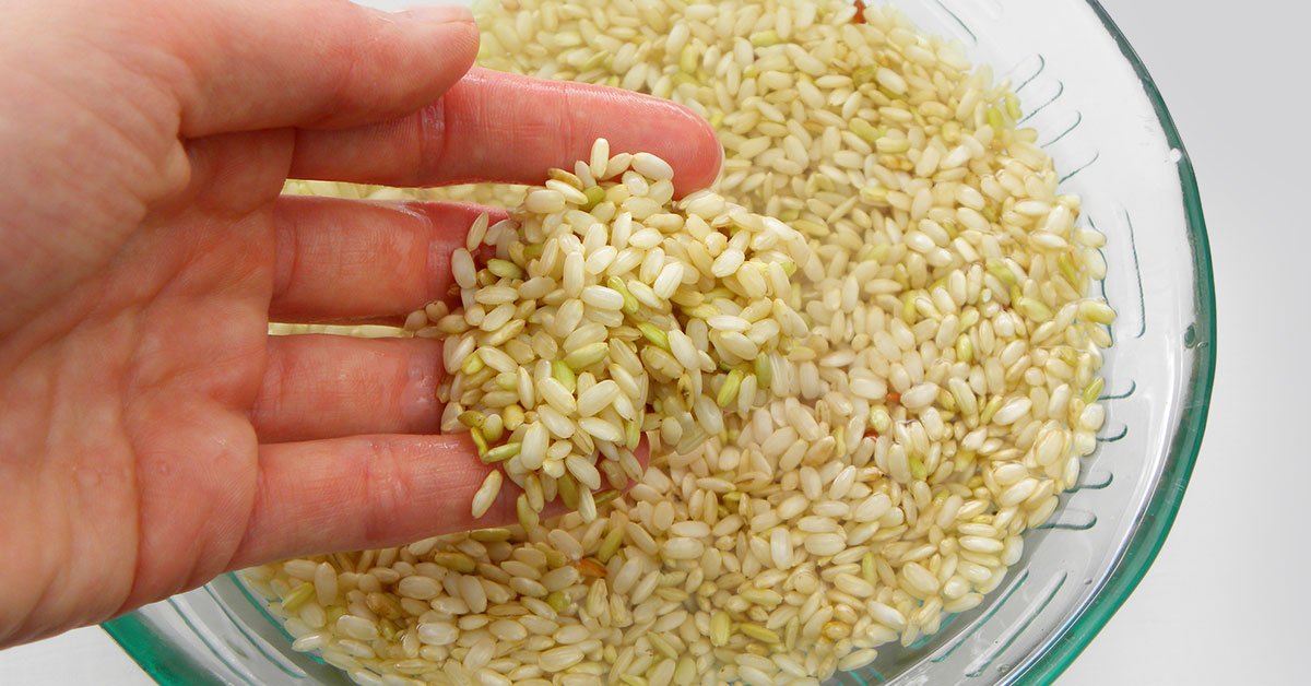 зачем класть крупу в морозильник