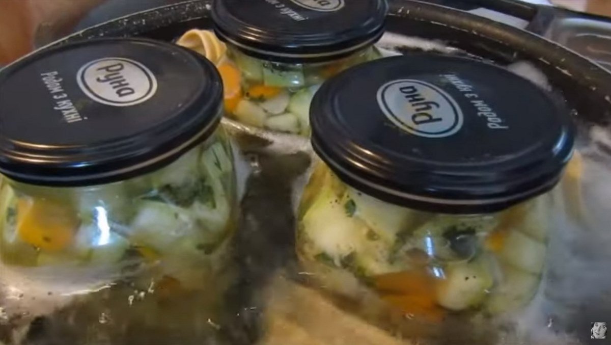 кабачки в банке