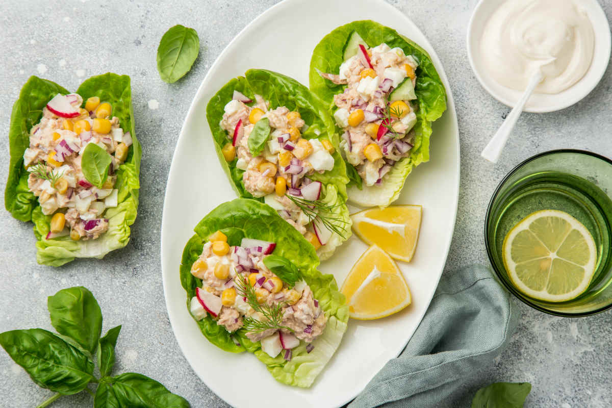 закуска с листьями салата