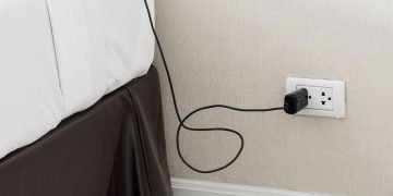 Зарядное устройство в розетке