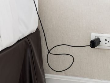 Зарядное устройство в розетке