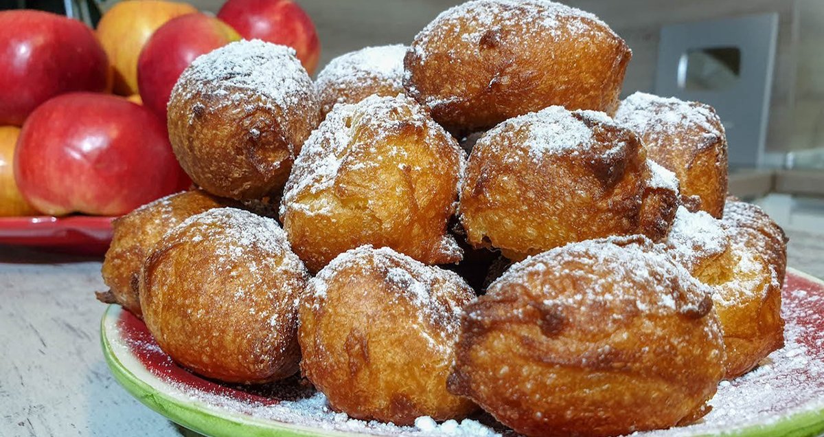 готовые заварные пончики на тарелке