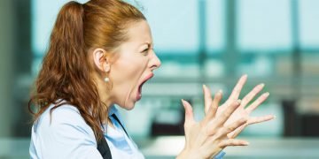 Женщина готовит