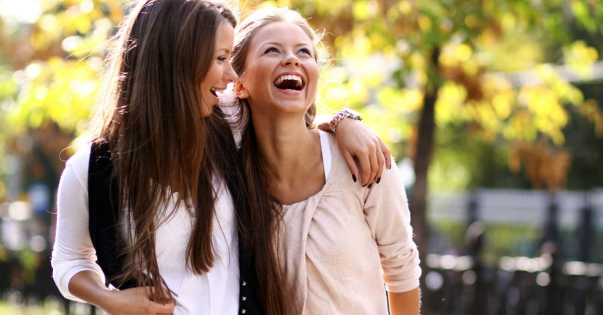 подруги обнимаются